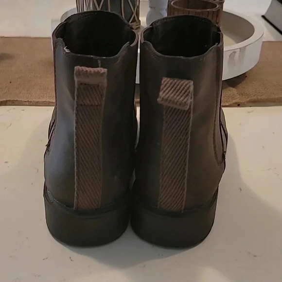 Amazon Essentials Brown Anle Boots - Picture 3 of 4